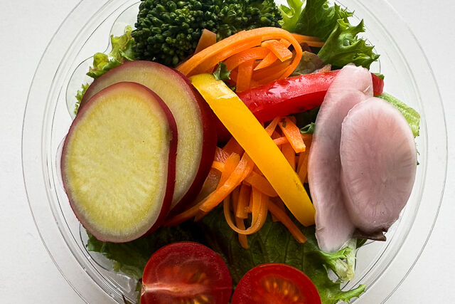 彩りサラダ（タマネギアボカド柚子胡椒ドレッシング）