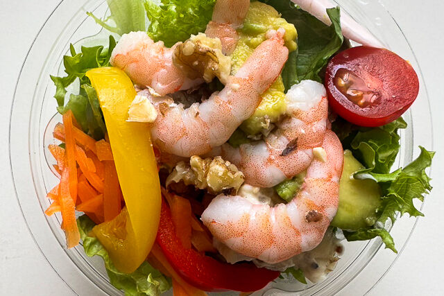 蒸しエビアボカドサラダ（タマネギアボカド柚子胡椒ドレッシング）