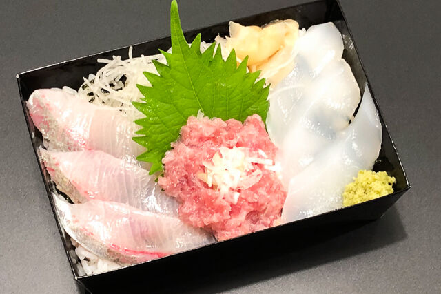 まぐろ中落の三色ちらし重