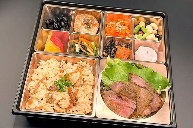 自家製ローストビーフ＆とり五目ごはんのお弁当
