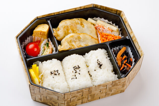 俵おにぎり＆手作り野菜餃子弁当