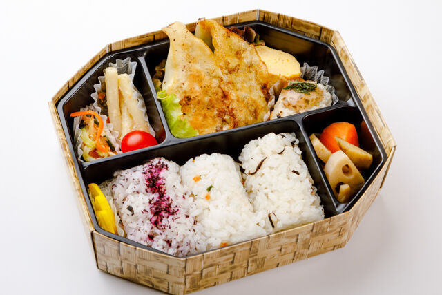 贅沢俵おにぎり＆手作り野菜餃子弁当