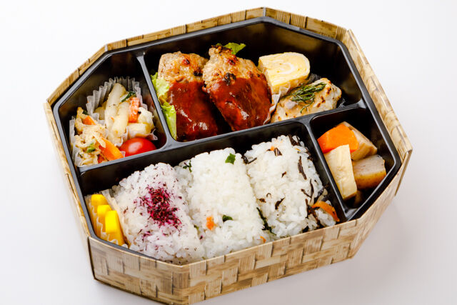 贅沢俵おにぎり＆ハンバーグ弁当