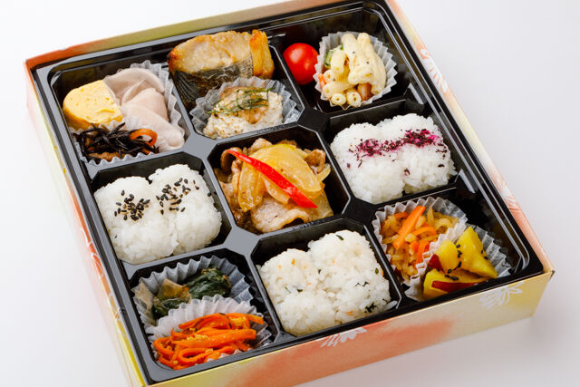 牛バラ焼肉と彩りおかずの俵おにぎり弁当