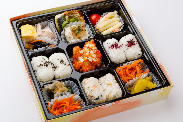 鶏チリと彩りおかずの俵おにぎり弁当