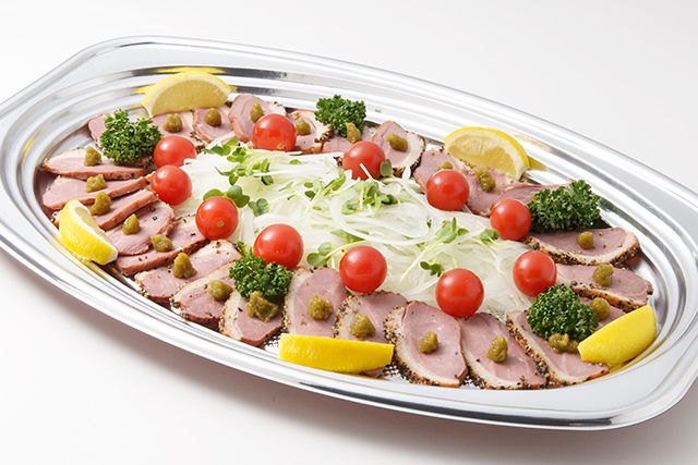 ブラックペッパーとゆずの胡椒の紅茶鴨スライスオニオン添え