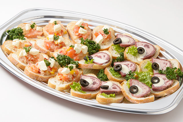 サーモンカルパッチョ ジュレがけとブラックペッパーのプチガランティンの2種のブルスケッタ