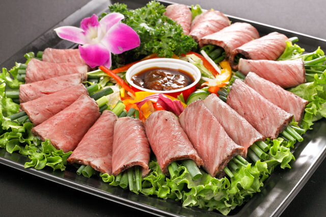 黒毛和牛ローストビーフのあさつき巻き