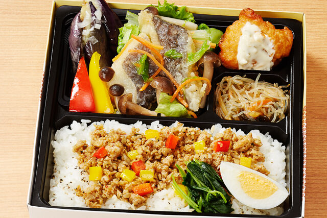 ガパオライスと白身魚の広東風あんかけ弁当