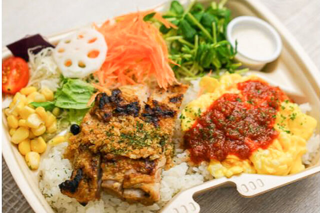 8品目サラダと炭火焼チキン＆ふわとろオムレツ