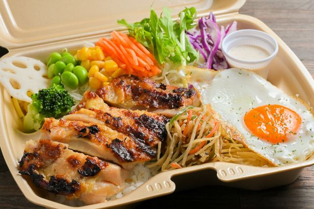 8種野菜のこだわり塩麹漬けチキン弁当