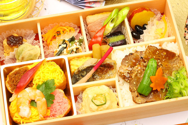 牛カルビ炭火焼肉御飯と彩り稲荷寿司の京おばんざい八寸御膳