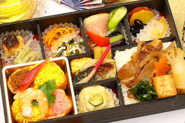 牛すき焼き御飯と彩り稲荷寿司の京おばんざい八寸御膳