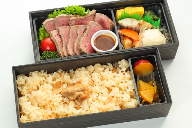 炭火焼鶏の五目ごはんと厳選牛やわらかローストビーフ重