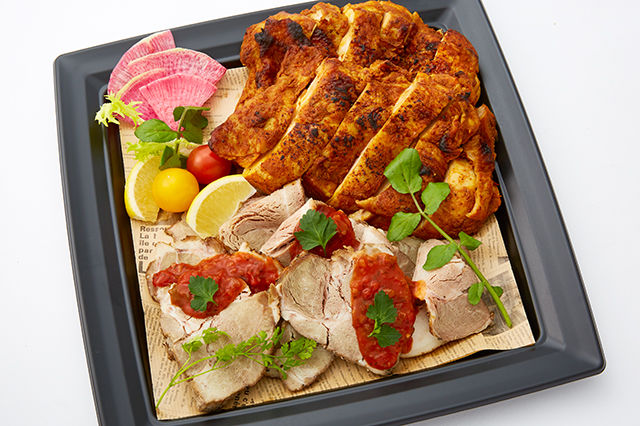 自家製ローストポークとタンドリーチキンの盛合わせ～サルサソース添え～