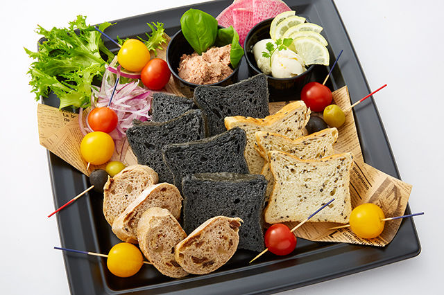 クリームチーズとフォアグラパテの天然酵母パン添え