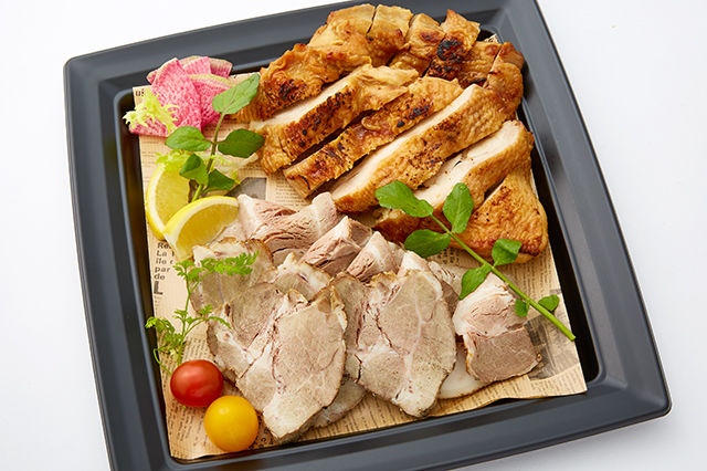 自家製ローストポークとテリヤチキンの盛合わせ～ワサビソースを添え～