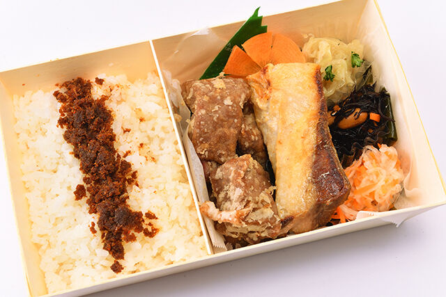 国産ぶりの塩焼きとマグロの唐揚げのWメイン弁当～手作り鰹ふりかけ付き～