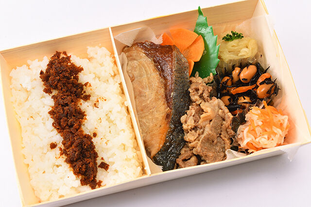 国産ぶりの塩焼きと国産牛焼肉のWメイン弁当～手作り鰹ふりかけ付き～