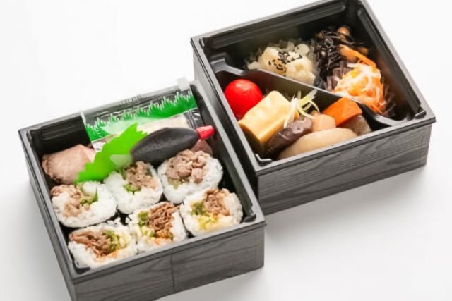 彩り二段御膳～ロース肉のローストビーフ肉寿司と2種の肉巻きロール