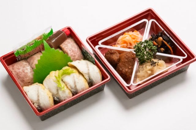 彩り二段御膳～ロース肉のローストビーフ肉寿司と鰻の白焼き寿司