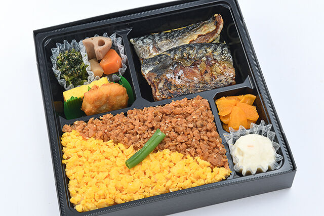 鯖の塩焼きと鶏そぼろ弁当