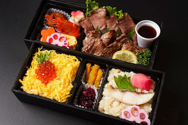 鯛おこわとイクラ丼とステーキとローストビーフ御膳