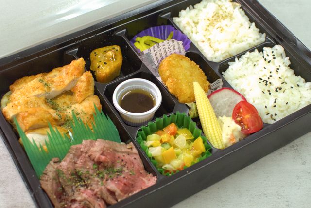 【香味折詰膳】牛ステーキ＆桜姫鶏むね肉のしっとりチキンステーキ～バター香る唐津産醤油で～