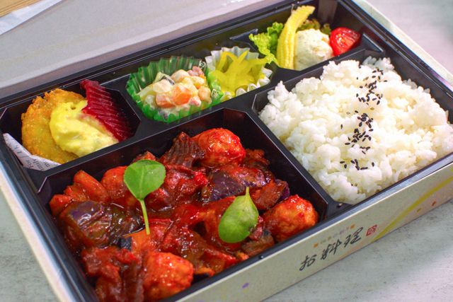 【ハロウィン限定】華味鶏つくねと彩り野菜の紅く染まったラタトゥイユ