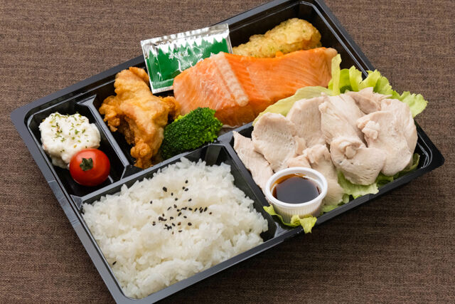 鶏胸肉の酒蒸しと鮭御膳