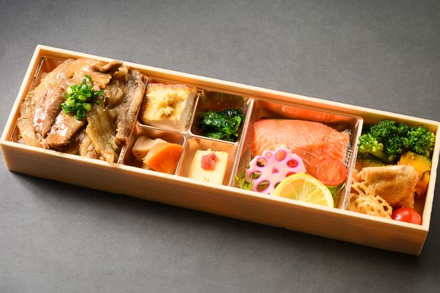 自家製麹漬け紅鮭と国産和牛すき焼き御膳の和風幕の内弁当