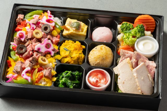 彩御膳・洋風肉ちらし寿司 バーニャカウダとローストチキン・ポークの和洋御膳デザート付き