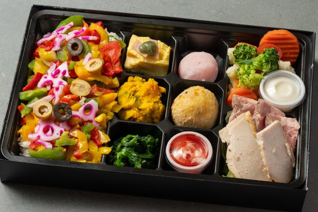彩御膳・洋風ちらし寿司 バーニャカウダとローストチキン・ポークの和洋御膳デザート付き