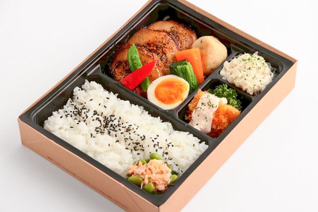 夏野菜と柔らか煮豚の黒胡椒焼き弁当