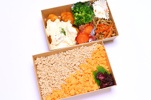 朝引き但馬鶏のそぼろとチキン南蛮二段弁当