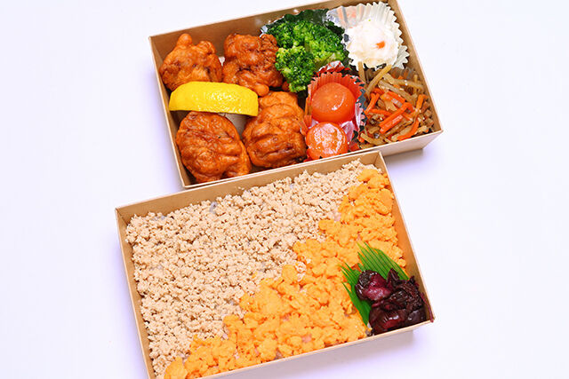 朝引き但馬鶏のそぼろと唐揚げ二段弁当
