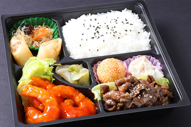 エビチリと牛焼肉のダブル弁当
