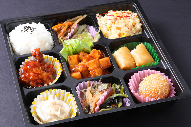 9マス弁当（麻婆豆腐、春巻き、唐揚げ）
