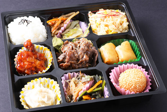 9マス弁当（唐揚げ、牛焼肉、春巻き）