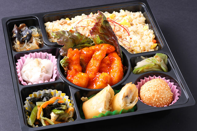チャーハンと食べるエビチリ弁当