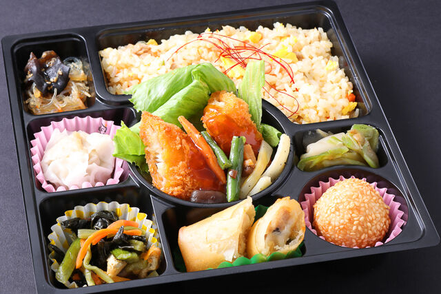 チャーハンと食べる白身魚フライ弁当