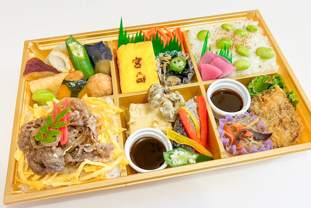 【熨斗対応可】白身魚豆腐甘酢あんかけとすき焼きご飯の行楽彩り幕の内弁当