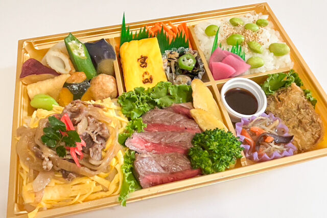 【熨斗対応可】牛ステーキとすき焼きご飯の行楽彩り幕の内弁当