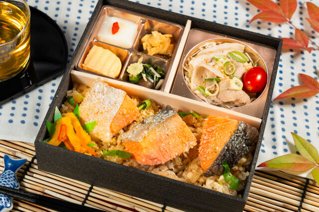 厚切り鮭とたけのこ御飯【上】