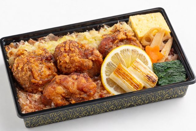 鶏の唐揚げと削り節の鰹節弁当