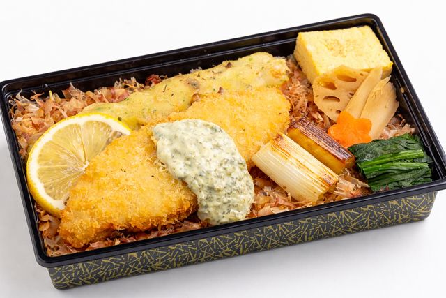白身魚フライと削り節の鰹節弁当