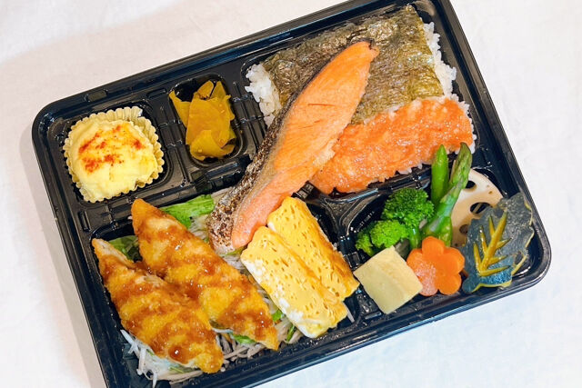 スペシャルシャケ＆たらこ弁当