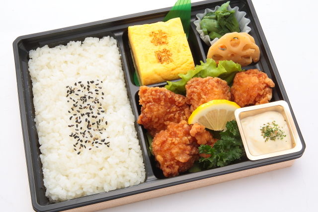 大きな特製だし巻き玉子と若鶏の唐揚げ弁当