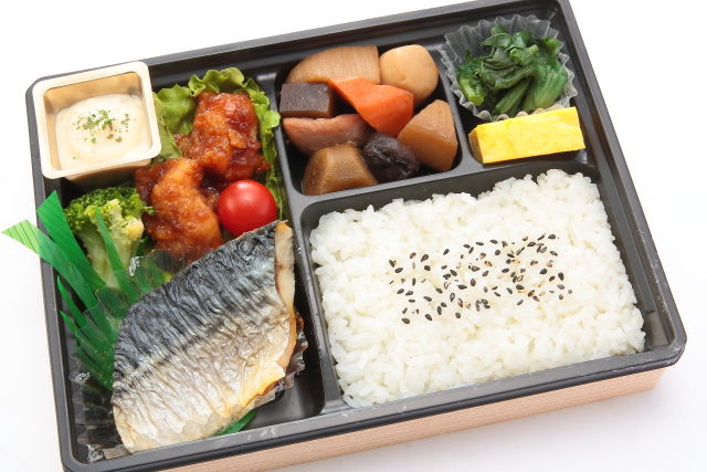 【がっつりダブルメイン】サバの塩焼きと黒酢鶏南蛮弁当