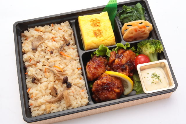 【こだわり炊き込みご飯】大きな特製だし巻き玉子と黒酢鶏南蛮弁当